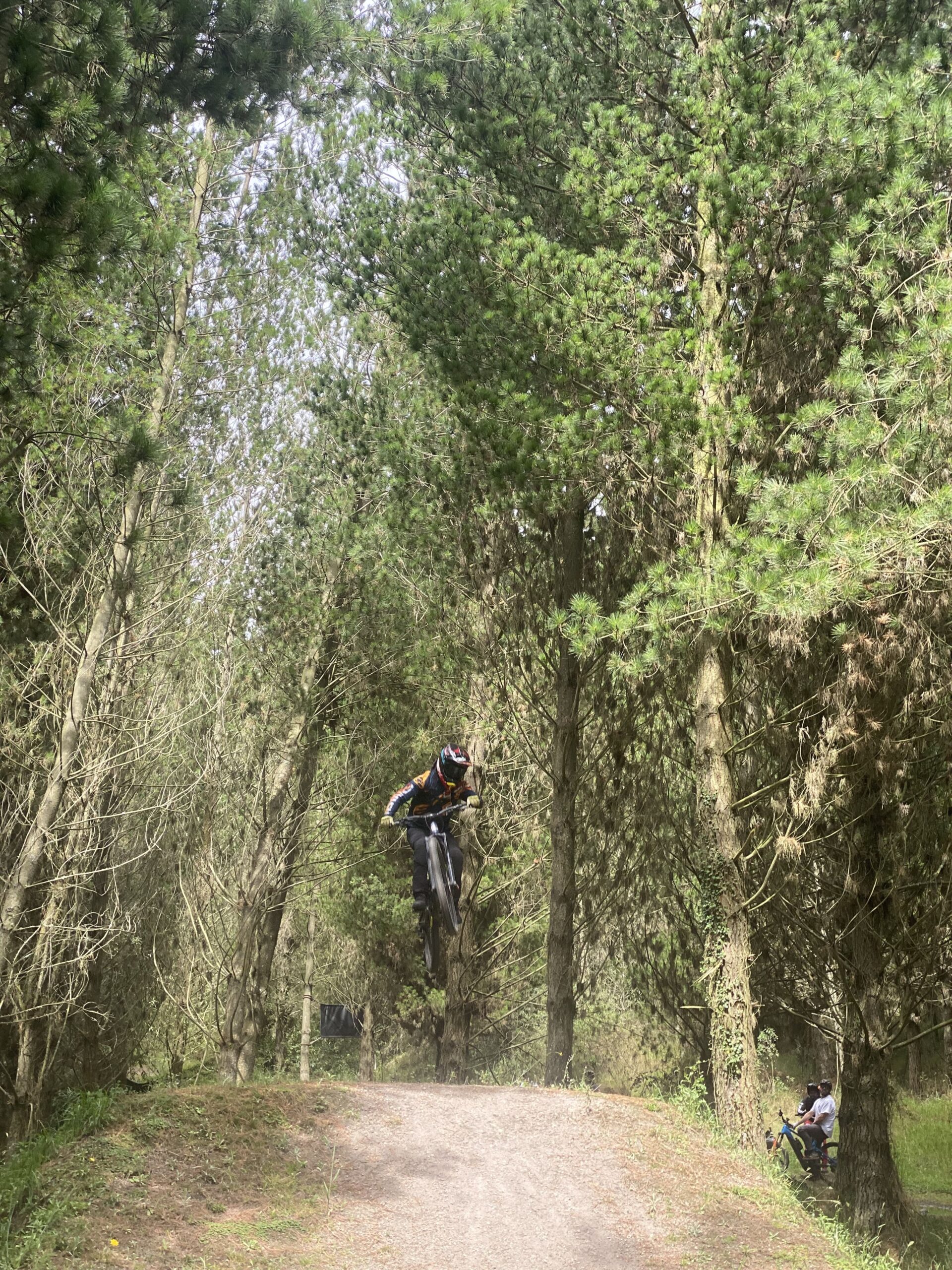 extreme jump in mtb ecuador rider